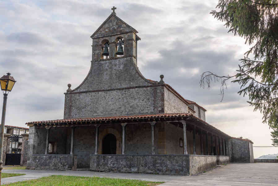 Principado de Asturias 023 - Gobiendes - iglesia de Santiago de Gobiendes.jpg